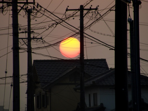 かすむ朝日.