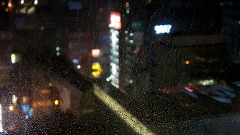 雨降る秋葉原の夜