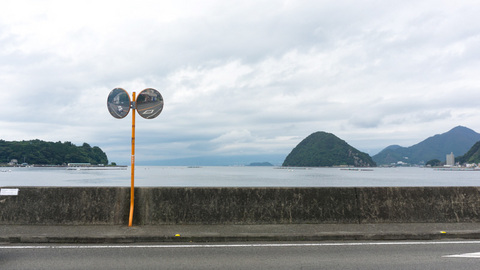 三の浦観光案内所前から内浦湾を望む