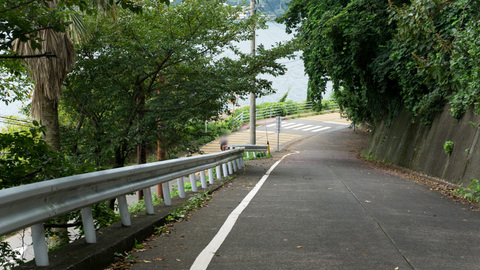 長井崎中学校への坂道