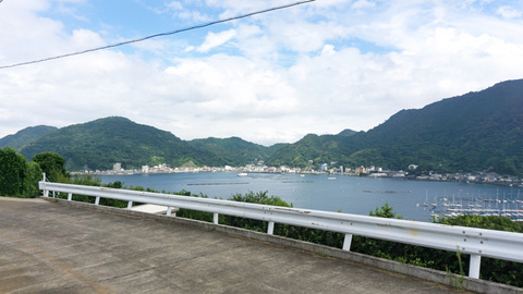 長井崎中学校の裏手から内浦湾を望む