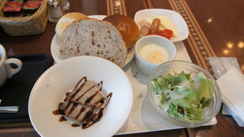 カフェブラウナーで朝食