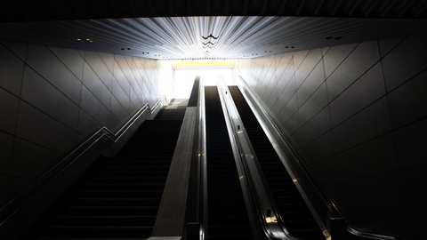 新高島駅地下道から地上出口を見上げる
