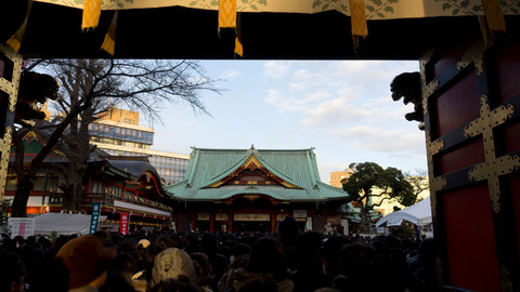 初詣客で賑わう神田明神