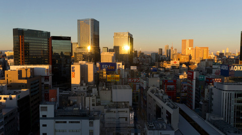 朝日に染まるビル群