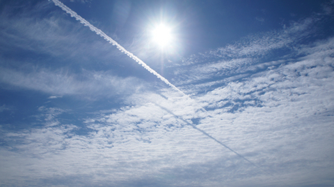 秋の空に飛行機雲