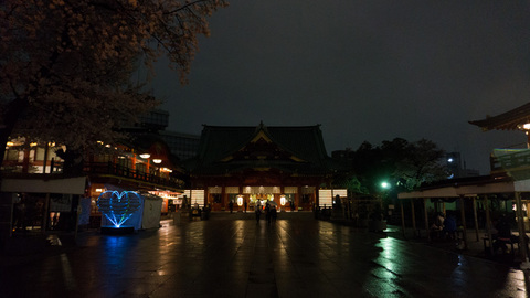 雨の夜の神田明神