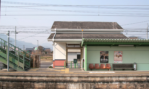 高橋駅～下りホームから見た駅舎