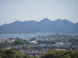 真ん中辺りに世界遺産、宮島