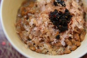 納豆（かつおぶし、食べるラー油）