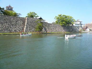 日本三大水城のひとつ今治城をバックに。