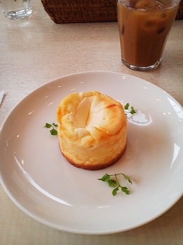 CROSSES CAFE_ベイクドレアチーズケーキ