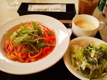 CROSSES CAFE_小エビと水菜のトマトクリーム