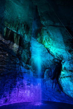 ライトアップされた滝観洞の滝.jpg