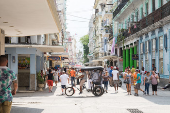 首都ハバナの街並みと人混み.jpg