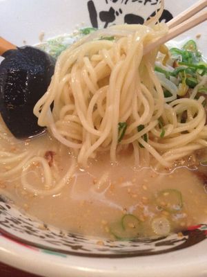 131009_博多ラーメン げんこつ 梅田店_麺アップ.jpg