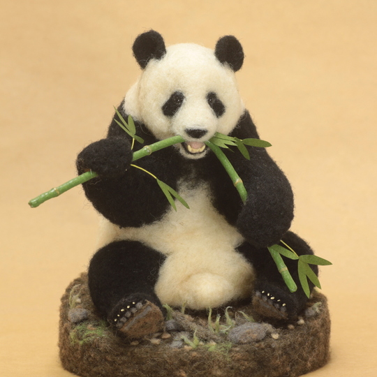 竹を食べるパンダ