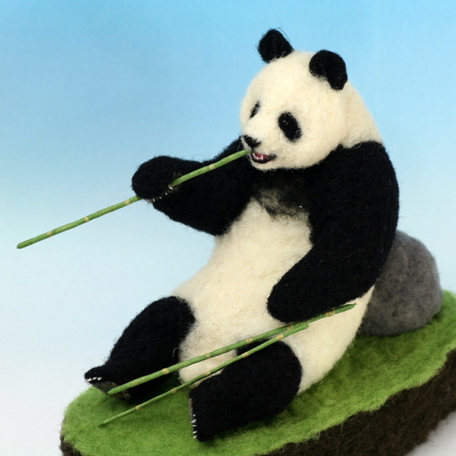 竹を食べる羊毛フェルトパンダ