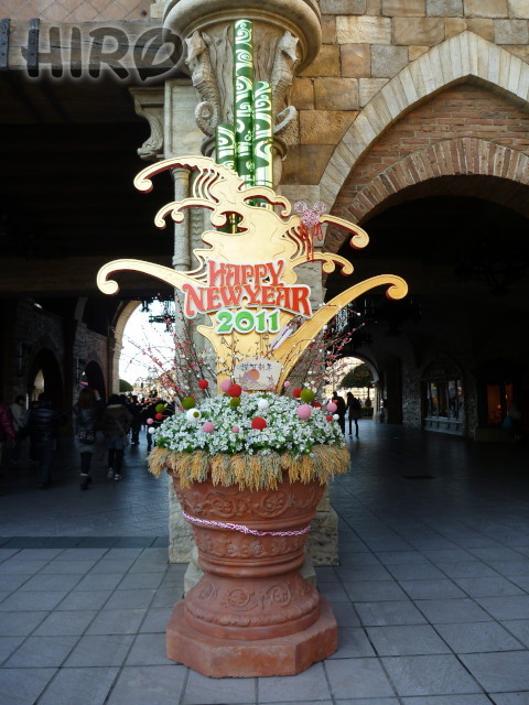 東京ディズニーシーの門松_20101231_01.jpg