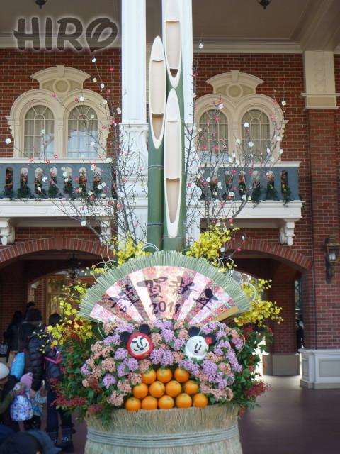 東京ディズニーランドの門松_20101231_02.jpg