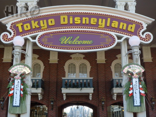 東京ディズニーランドの門松_20101231_04.jpg