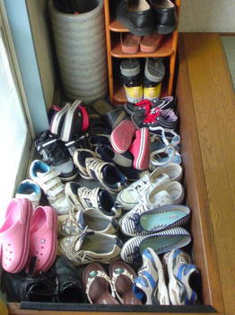 楽心館本部道場の芋を洗うような玄関の靴
