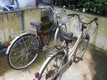 奥がシェアした自転車、手前がマイ自転車