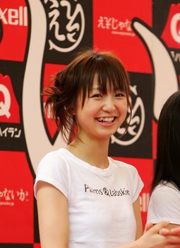 篠田麻里子の整形前Tシャツ画像