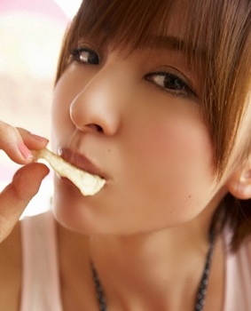 篠田麻里子の整形前食事画像
