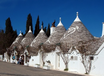 Trulli-Alberobello-01a.jpg