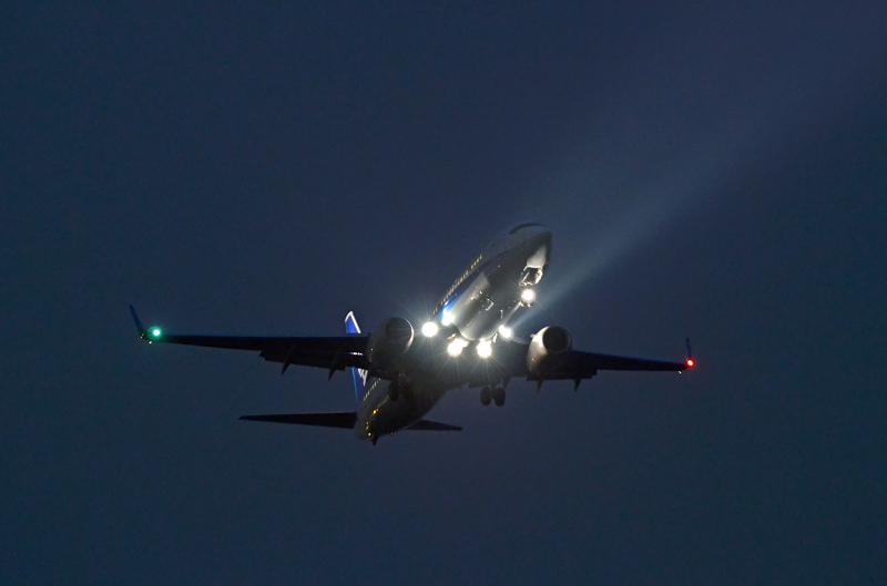 B737