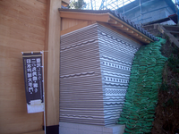 水戸城大手門 の際 水戸独特の練塀と土塁