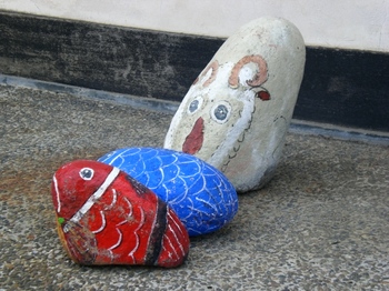 大日通りに点在する石のアート
