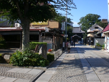 ばんな寺桜門へ