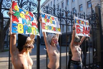 裸で抗議