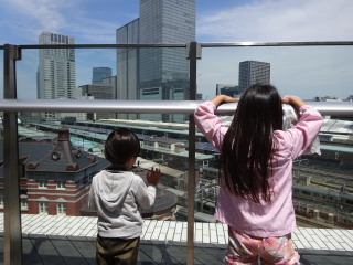 KITTEの屋上から東京駅を見るテラ美とテラ太