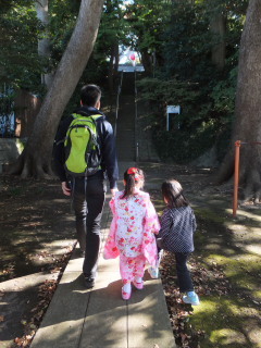 神社へ向かう