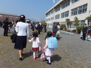 小学校に向かうさざなみ家