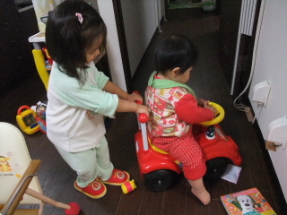 アンパンマンカーで遊ぶ二人