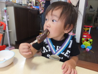 チョコバナナを食べるテラ太