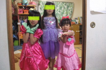 ドレスを着た3姉妹