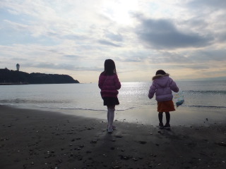 海辺で遊ぶテラ子とテラ美