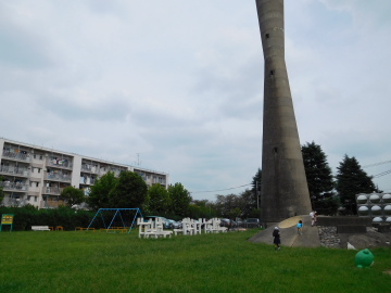 多摩川住宅 二号棟の公園と給水塔