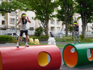 公園で遊ぶ3姉弟