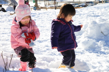 雪遊びをするテラ子テラ美