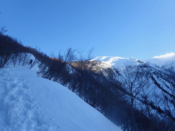 五合目まで登るとニセ巻機山に朝日が射していた
