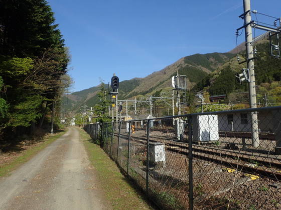 笹子駅の横の道を行く