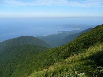 日本海、遠くの岬は「不老不死温泉」があるところだろうか？