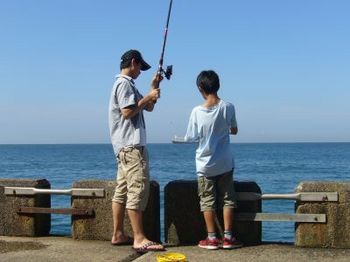 和歌山北港魚つり公園で釣りをする兄弟