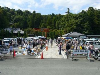 霊山寺ではフリーマーケットが開かれていた